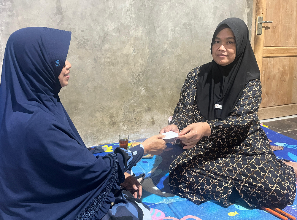 Kegiatan berbagi bantuan untuk warga