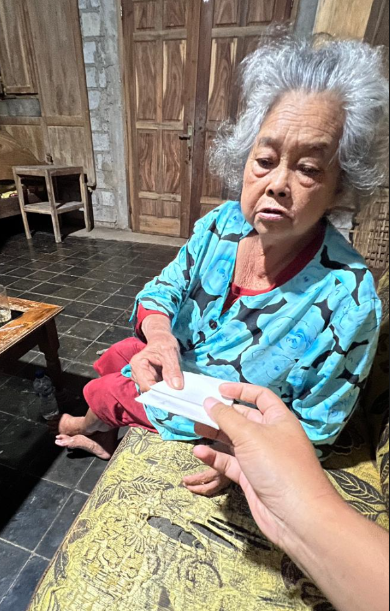 Penyerahan santunan kepada warga