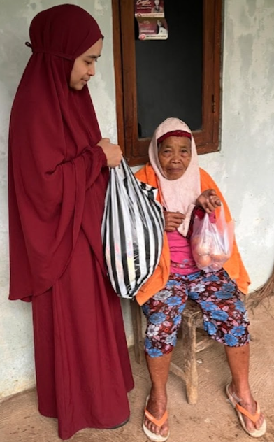 Penyaluran bantuan kepada warga